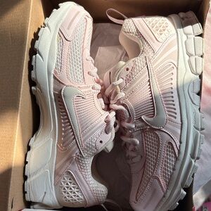 VOMERO 5 Nike GS SIZE 7Y  Pale Pink and White Running Sneakers